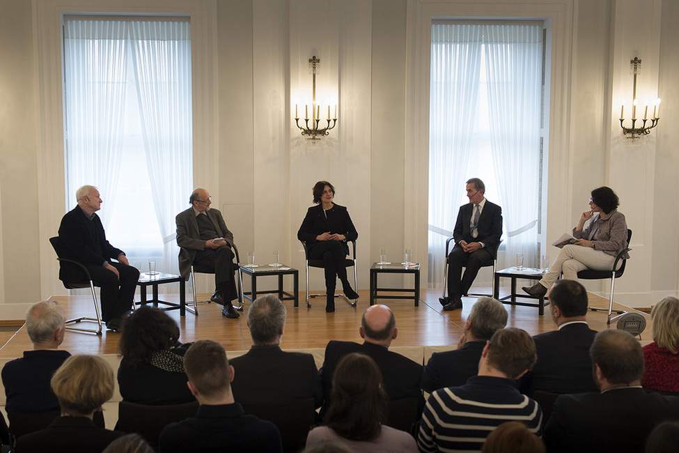 Podiumsdiskussion 'Vereint und doch getrennt? Die Einheit Europas und das Erbe der Geschichte' mit Werner Schulz, Adam Krzemiński, Katja Petrowskaja, Neil MacGregor und Moderatorin Sabine Adler (v. li.)