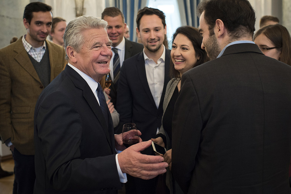 Bundespräsident Gauck im Gespräch im Austausch mit Gästen der Podiumsdiskussion 'Vergangenheit erinnern – Demokratie gestalten' im Langhanssaal in Schloss Bellevue