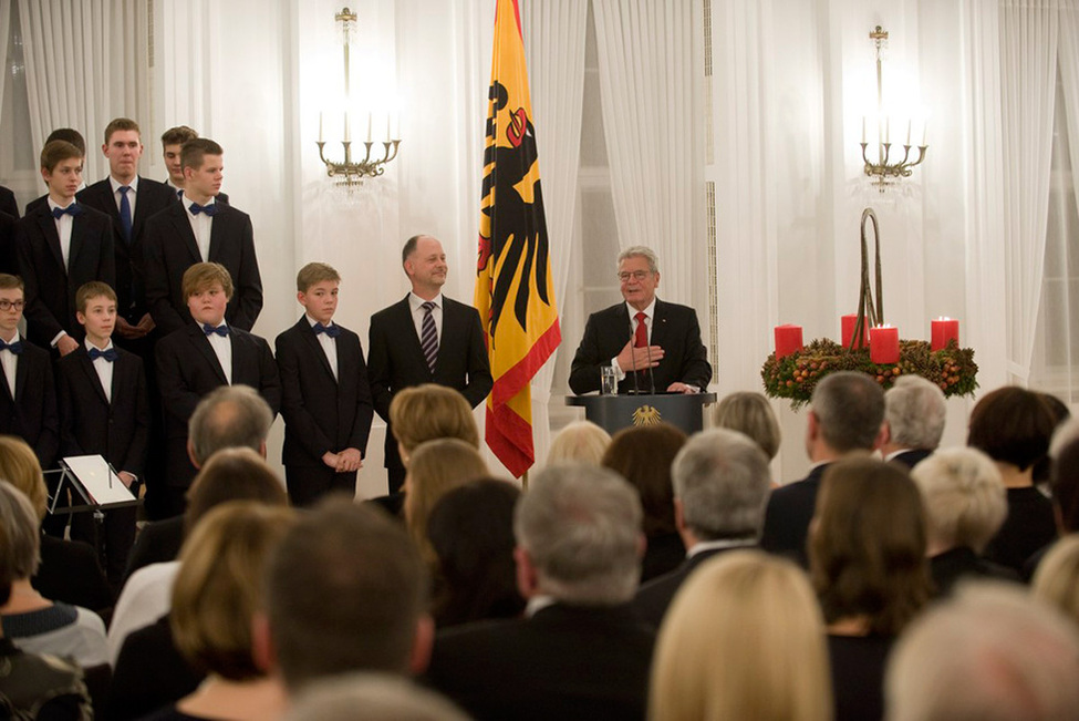 Bundespräsident Joachim Gauck begrüßt die Gäste zum Adventskonzert im Großen Saal von Schloss Bellevue