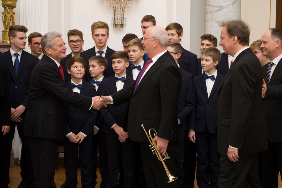 Bundespräsident Joachim Gauck begrüßt die Musiker und den Windsbacher Knabenchor anlässlich des Adventskonzerts im Großen Saal in Schloss Bellevue