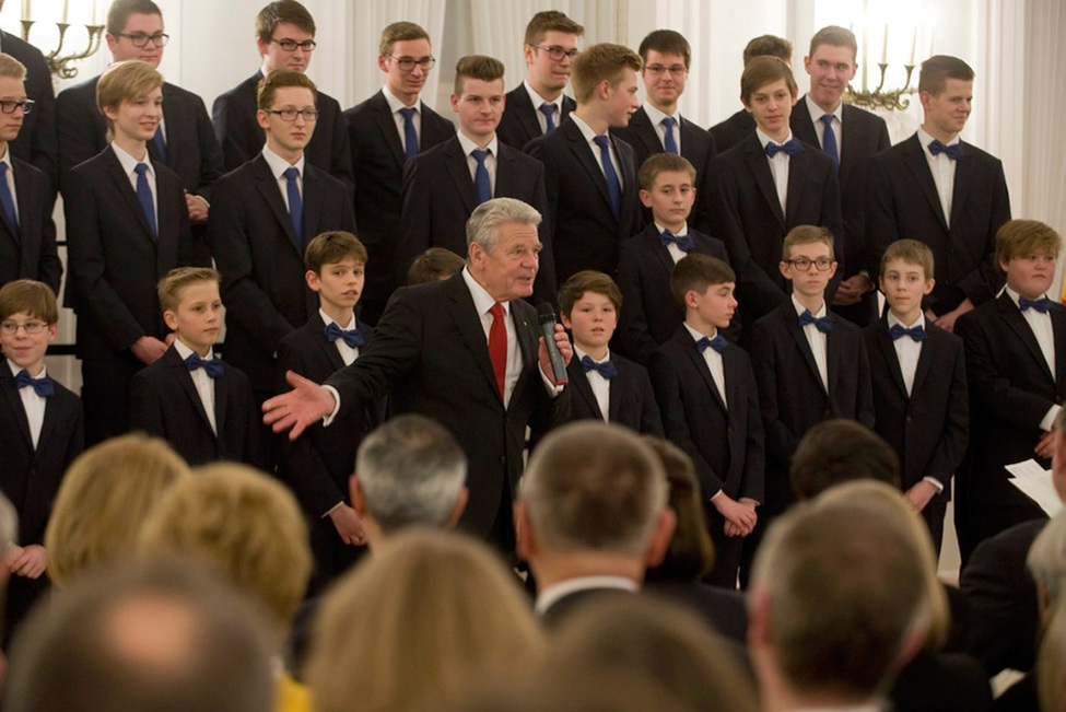 Bundespräsident Joachim Gauck bedankt sich beim Windsbacher Knabenchor anlässlich des Adventskonzerts im Großen Saal in Schloss Bellevue
