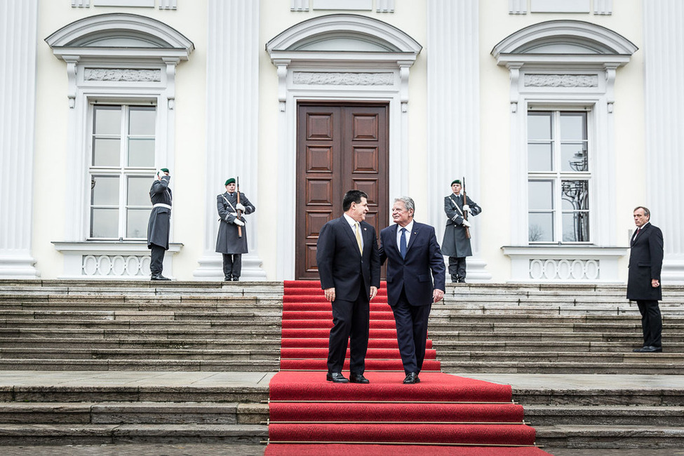 Bundespräsident Joachim Gauck begrüßt den Präsidenten der Republik Paraguay, Horacio Manuel Cartes Jara, am Schlossportal anlässlich seines Besuches in Schloss Bellevue  