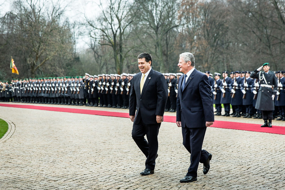Bundespräsident Joachim Gauck begrüßt den Präsidenten der Republik Paraguay, Horacio Manuel Cartes Jara, mit militärischen Ehren im Schlosspark anlässlich seines Besuches in Schloss Bellevue  