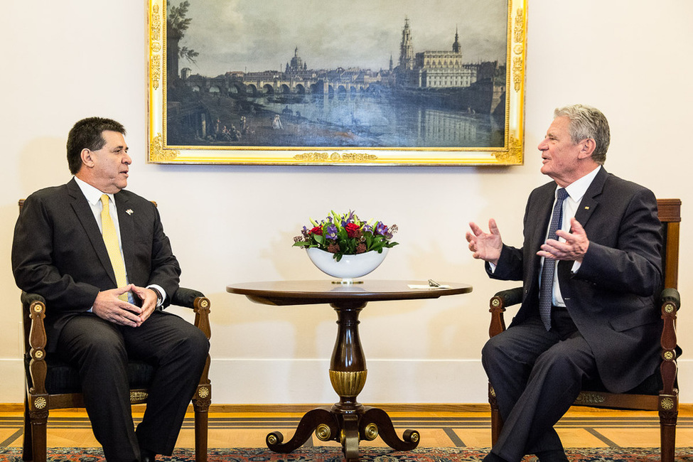 Bundespräsident Joachim Gauck beim Gespräch mit dem Präsidenten der Republik Paraguay, Horacio Manuel Cartes Jara, im Amtszimmer anlässlich seines Besuches in Schloss Bellevue  