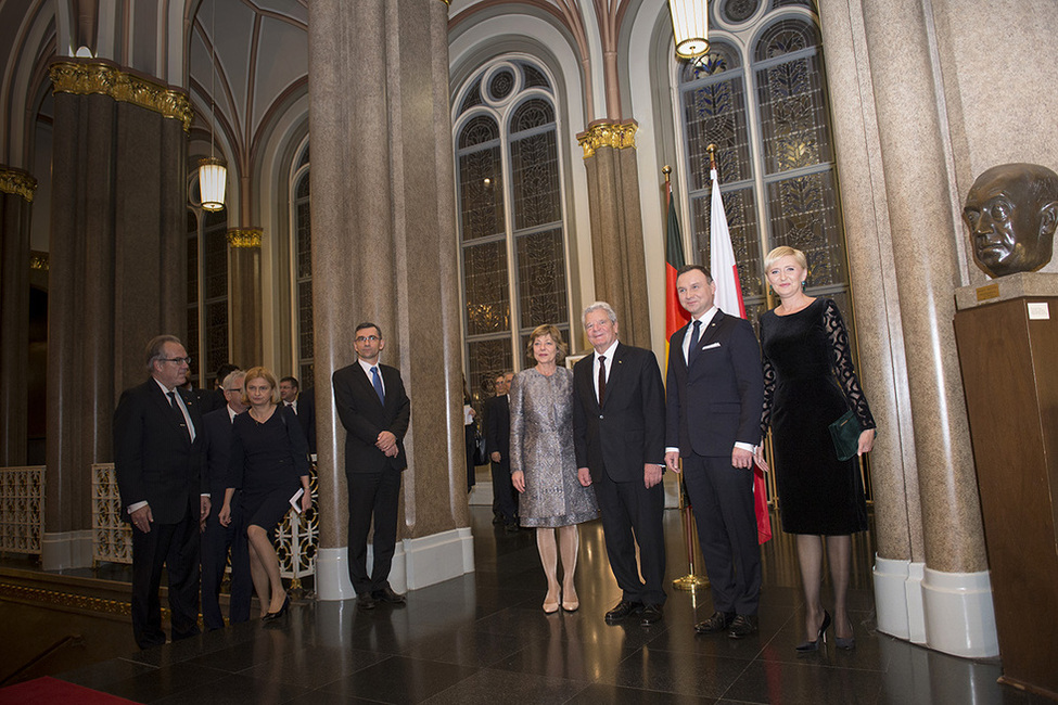 Bundespräsident Joachim Gauck und Daniela Schadt treffen sich mit dem Präsidenten der Republik Polen, Andrzej Duda, und Agata Kornhauser-Duda beim Konzert der Posener Philharmonie anlässlich des Jubiläums 25 Jahre deutsch-polnischer Nachbarschaftsvertrag