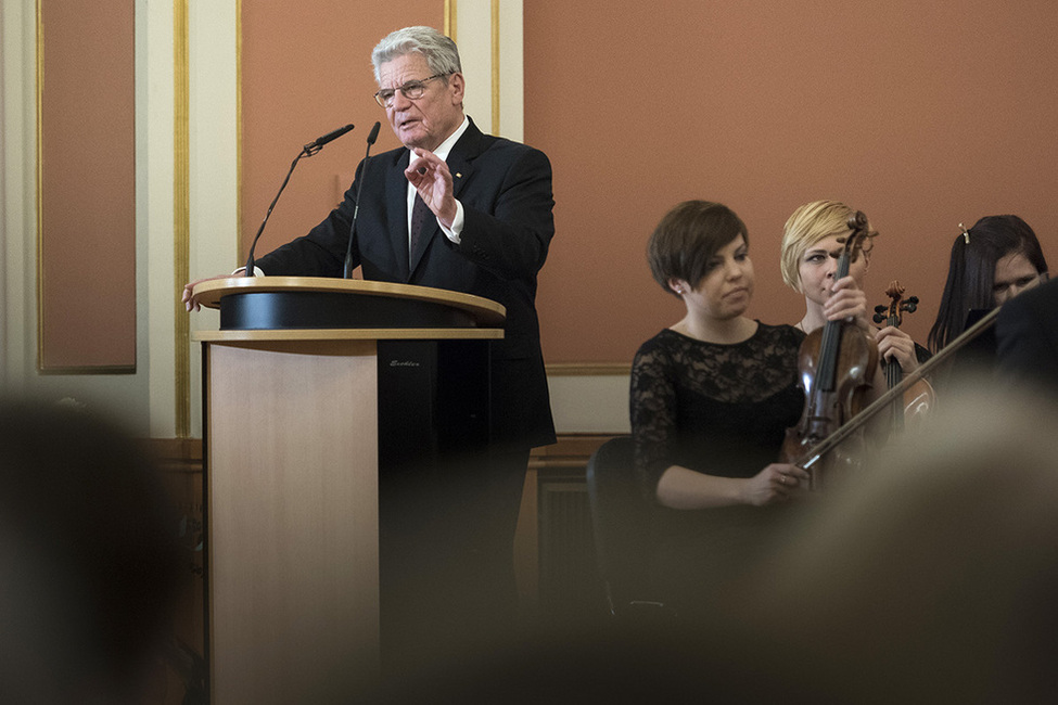 Bundespräsident Joachim Gauck hält eine Ansprache im Roten Rathaus beim Konzert der Posener Philharmonie anlässlich des Jubiläums 25 Jahre deutsch-polnischer Nachbarschaftsvertrag