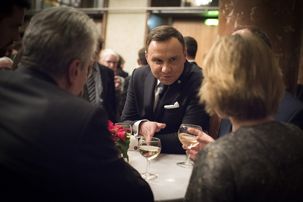 Bundespräsident Joachim Gauck und Daniela Schadt im Austausch mit dem Präsidenten der Republik Polen, Andrzej Duda, im Roten Rathaus beim Konzert der Posener Philharmonie anlässlich des Jubiläums 25 Jahre deutsch-polnischer Nachbarschaftsvertrag