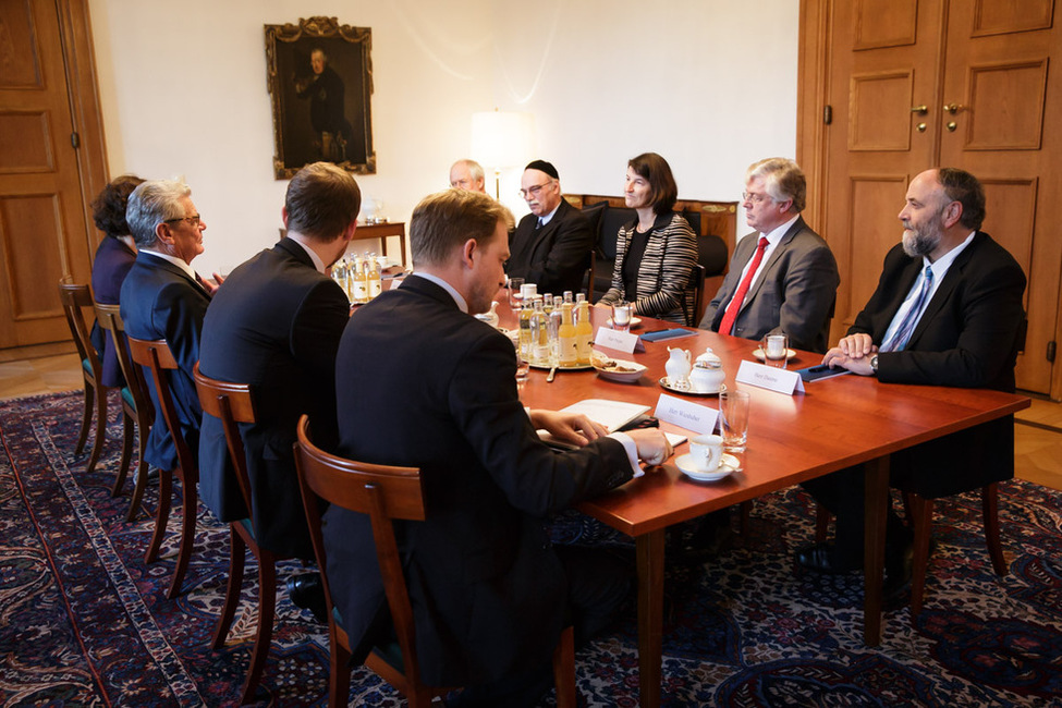 Bundespräsident Joachim Gauck im Gespräch mit dem Präsidium des Deutschen Koordinierungsrates der Gesellschaften für Christlich-Jüdische Zusammenarbeit im Gartensalon in Schloss Bellevue