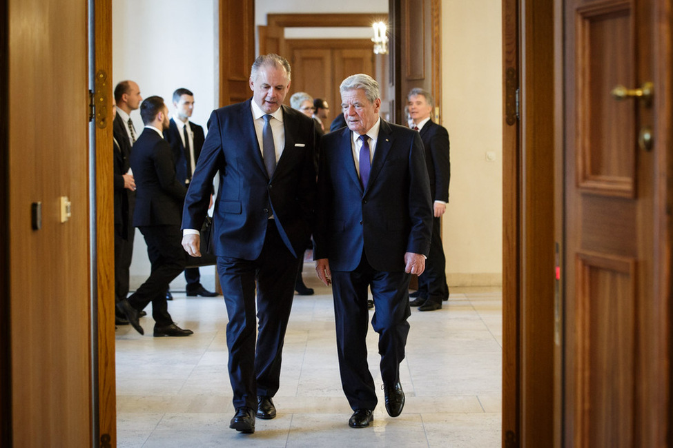 Bundespräsident Joachim Gauck beim gemeinsamen Gang mit dem Präsidenten der Slowakischen Republik, Andrej Kiska, ins Amtszimmer anlässlich des Besuchs in Schloss Bellevue 