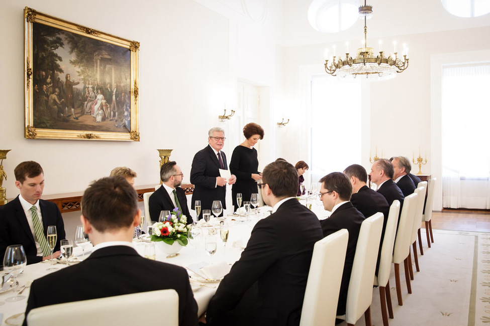 Bundespräsident Joachim Gauck hält eine Tischrede zu Beginn des gemeinsamen Mittagessens mit dem Präsidenten der Slowakischen Republik, Andrej Kiska, im Schinkelsaal in Schloss Bellevue