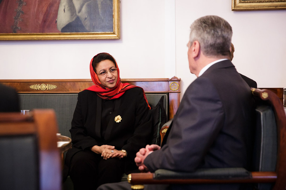 Bundespräsident Joachim Gauck beim Gespräch mit Lyutha Sultan Al-Mughairy aus dem Sultanat Oman im Salon Luise anlässlich der Akkreditierung von Botschaftern