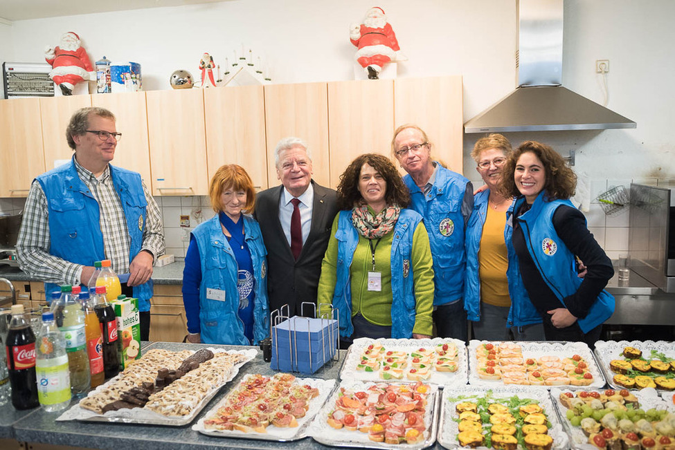 Bundespräsident Joachim Gauck bei der Begegnung mit ehrenamtlichen Helfern der Bahnhofsmission Zoologischer Garten in Berlin anlässlich seines Besuchs 