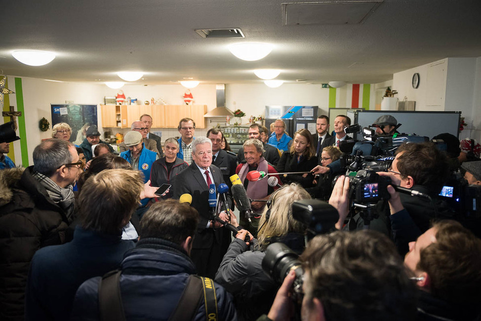 Bundespräsident Joachim Gauck bei der Begegnung mit der Presse im Speiseraum der Bahnhofsmission Zoologischer Garten in Berlin anlässlich seines Besuchs 