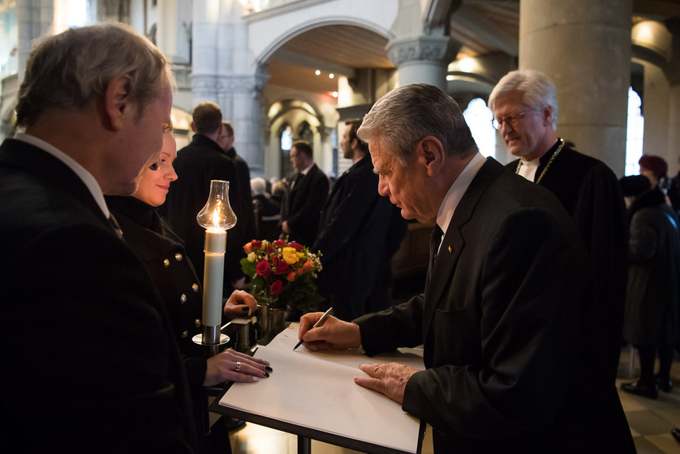 Bundespräsident Joachim Gauck trägt sich in das Kondolenzbuch anlässlich der Trauerfeier für Hildegard Hamm-Brücher in der Kirche St. Lukas in München ein 