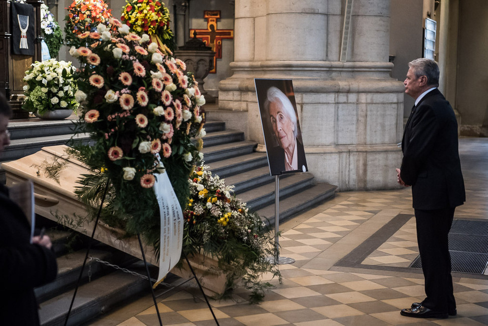 Bundespräsident Joachim Gauck gedenkt der verstorbenen Politikerin Hildegard Hamm-Brücher bei der Trauerfeier in der Kirche St. Lukas in München