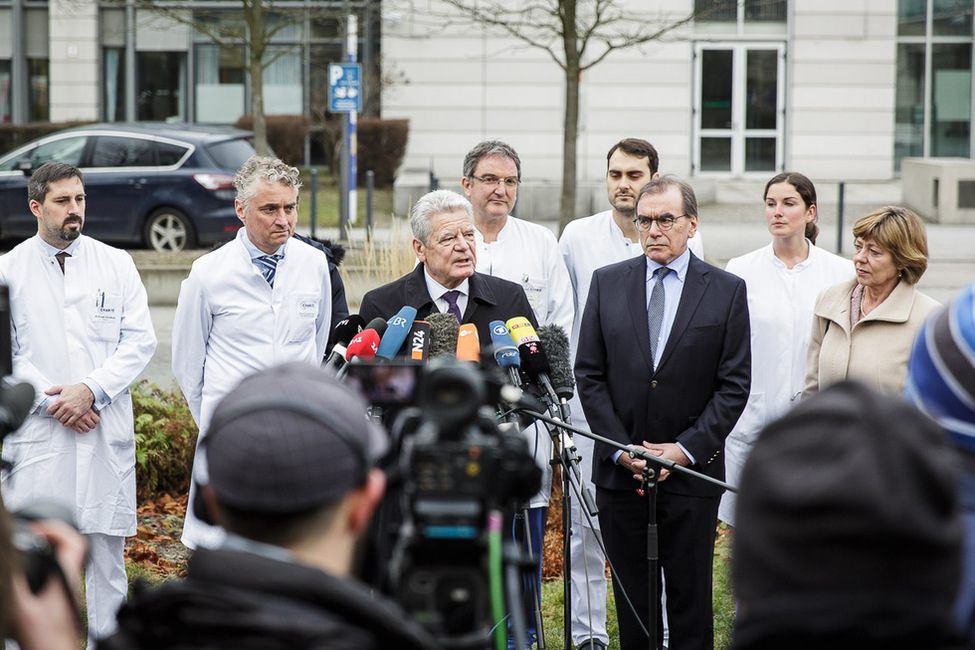 Bundespräsident Joachim Gauck gibt ein Pressestatement nach dem Besuch bei Verletzten des Anschlags auf den Weihnachtsmarkt in Berlin in der Charité in Berlin