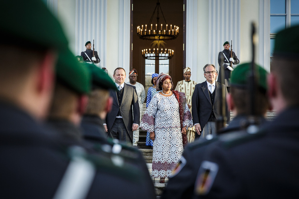 Kleines militärisches Zeremoniell für die Botschafterin Josseline Louise Marie da Silva épouse Gbony aus der Republik Benin im Ehrenhof anlässlich der Akkreditierung von Botschaftern