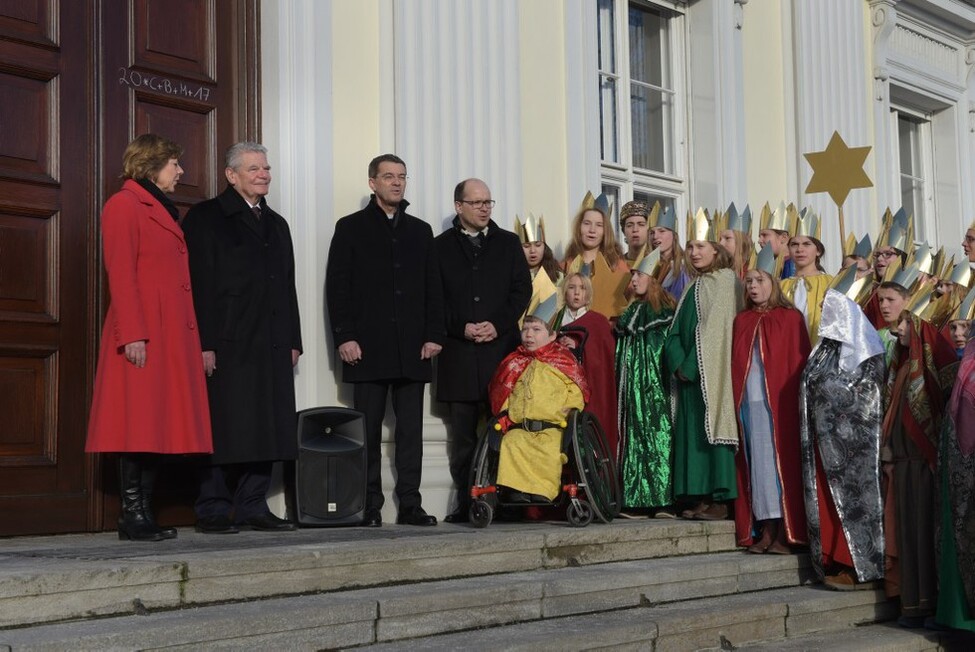 Bundespräsident Joachim Gauck und Daniela Schadt begrüßen die Sternsinger aus dem Bistum Fulda am Portal von Schloss Bellevue