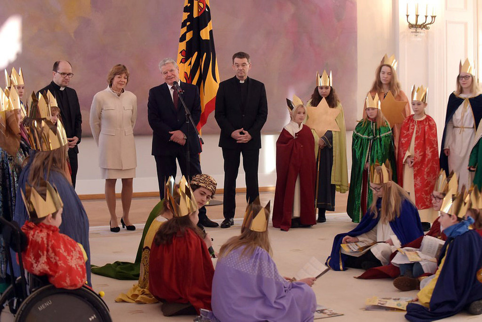 Bundespräsident Joachim Gauck und Daniela Schadt lauschen der Vorstellung des Heimatbistums Fulda der Sternsinger im Großen Saal von Schloss Bellevue