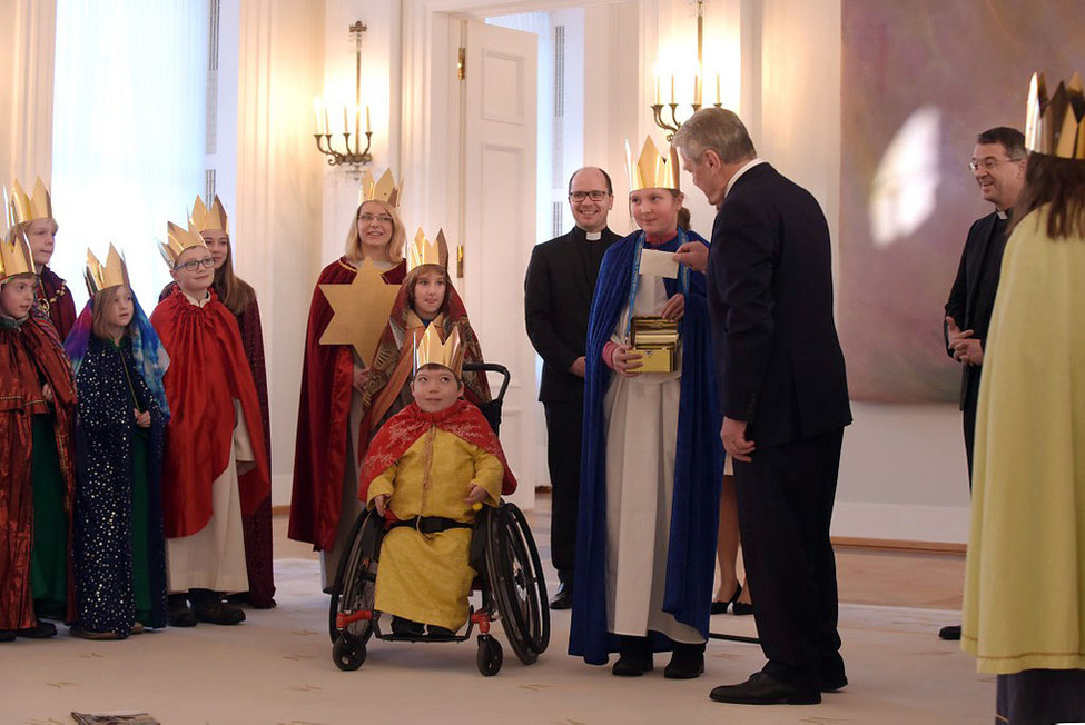 Bundespräsident Joachim Gauck übergibt den Sternsingern aus dem Bistum Fulda seine Geldspende im Großen Saal von Schloss Bellevue