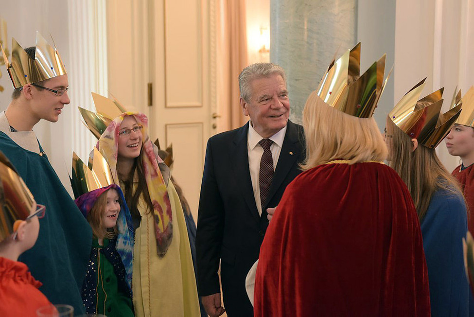 Bundespräsident Joachim Gauck begrüßt die Sternsinger aus dem Bistum Fulda im Großen Saal von Schloss Bellevue