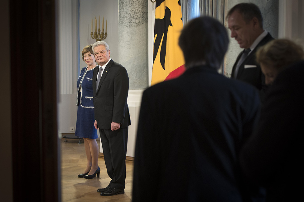Bundespräsident Joachim Gauck und Daniela Schadt beim Defilee in Schloss Bellevue anlässlich des Neujahrsempfangs des Bundespräsidenten 2017