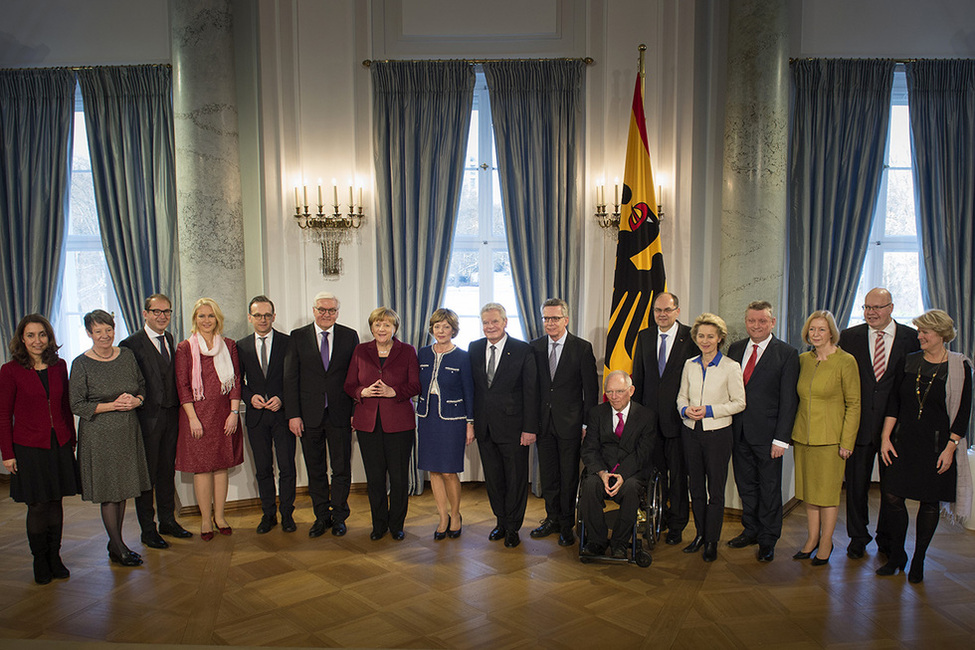 Bundespräsident Joachim Gauck und Daniela Schadt beim Gruppenbild mit dem Kabinett nach dem Defilee in Schloss Bellevue anlässlich des Neujahrsempfangs des Bundespräsidenten 2017