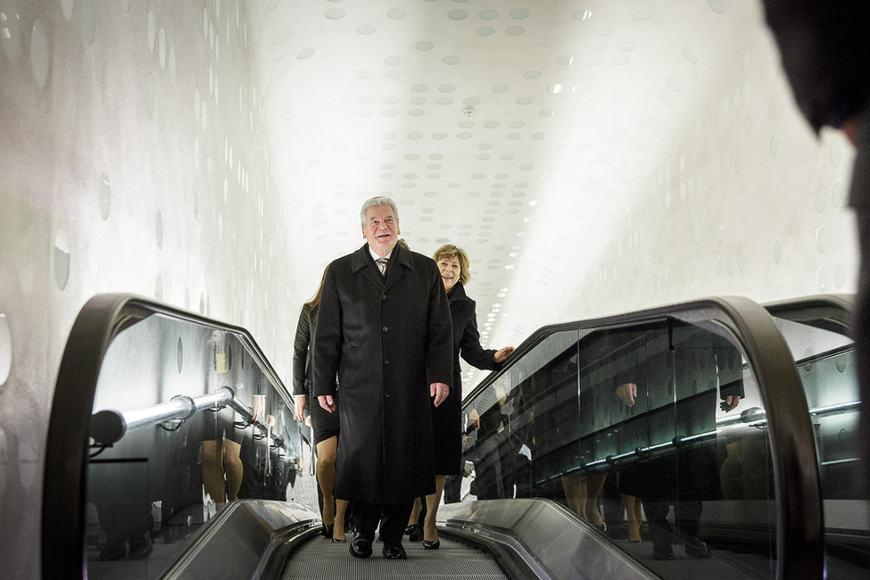 Bundespräsident Joachim Gauck und Daniela Schadt bei der Ankunft und Gang durch das Gebäude der Elbphilharmonie anlässlich des Festakts zur der Eröffnung in Hamburg 