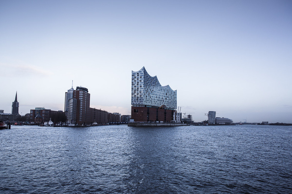 Blick auf die Elbphilharmonie am Tag des Festakts zur der Eröffnung in Hamburg 