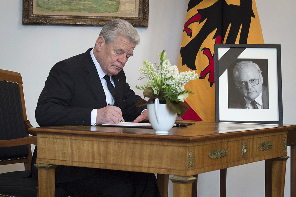 Bundespräsident Joachim Gauck trägt sich anlässlich des Todes von Bundespräsident a.D. Roman Herzog in das Kondolenzbuch in Schloss Bellevue ein