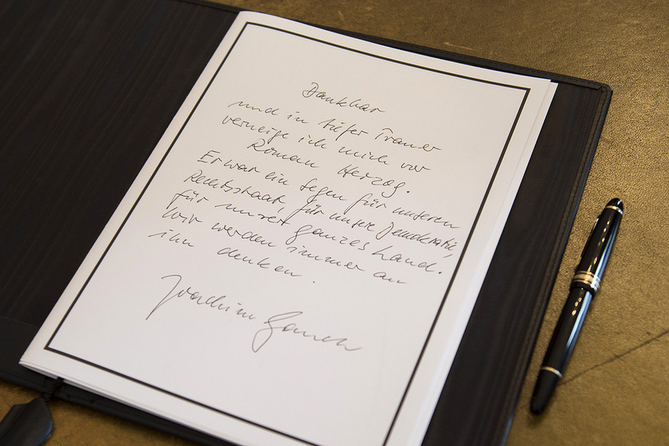 Bundespräsident Joachim Gauck trägt sich anlässlich des Todes von Bundespräsident a.D. Roman Herzog in das Kondolenzbuch in Schloss Bellevue ein