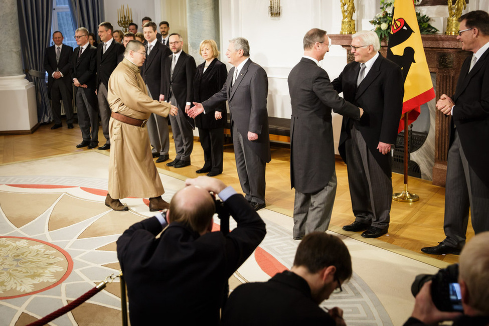 Bundespräsident Joachim Gauck beim Defilee der Diplomaten im Langhanssaal anlässlich des Neujahrsempfangs für das Diplomatische Korps in Schloss Bellevue