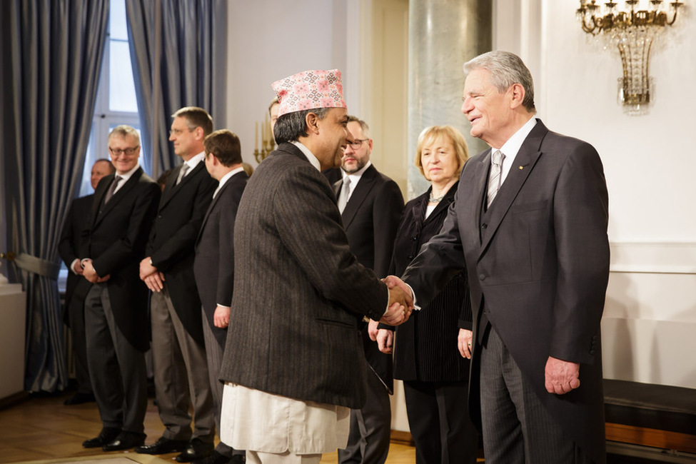 Bundespräsident Joachim Gauck beim Defilee der Diplomaten im Langhanssaal anlässlich des Neujahrsempfangs für das Diplomatische Korps in Schloss Bellevue