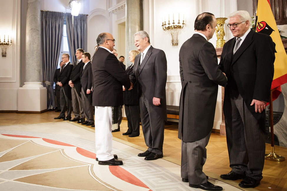 Bundespräsident Joachim Gauck beim Defilee der Diplomaten im Langhanssaal anlässlich des Neujahrsempfangs für das Diplomatische Korps in Schloss Bellevue