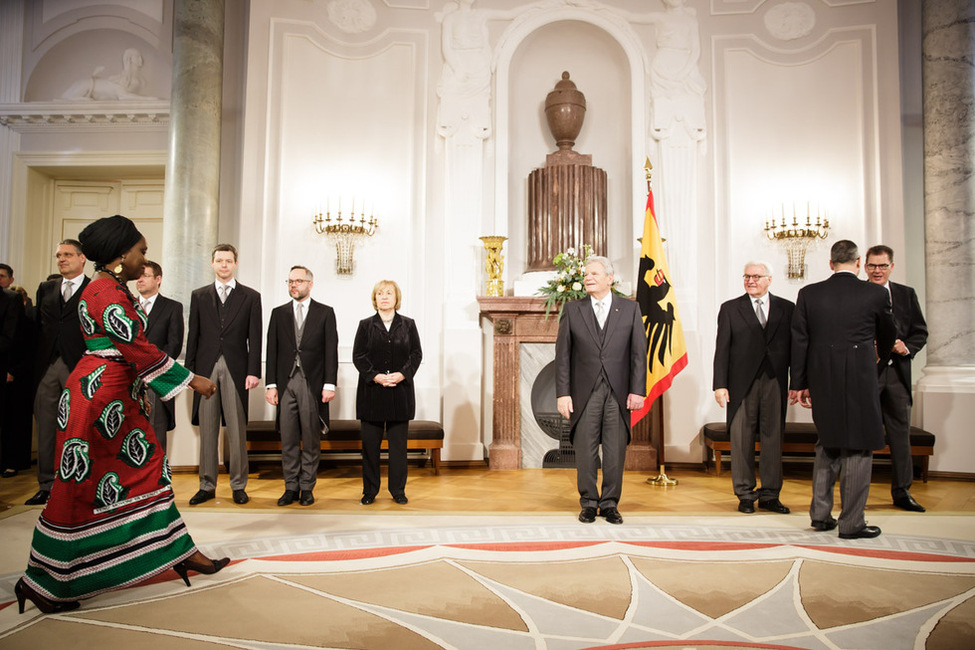 Bundespräsident Joachim Gauck beim Defilee der Diplomaten im Langhanssaal anlässlich des Neujahrsempfangs für das Diplomatische Korps in Schloss Bellevue