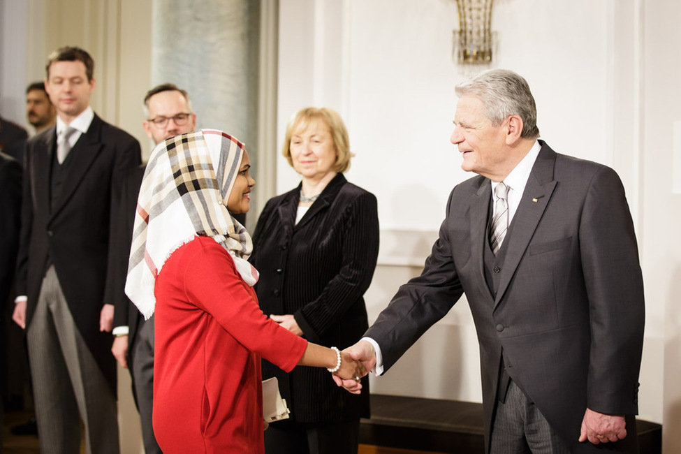Bundespräsident Joachim Gauck beim Defilee der Diplomaten im Langhanssaal anlässlich des Neujahrsempfangs für das Diplomatische Korps in Schloss Bellevue