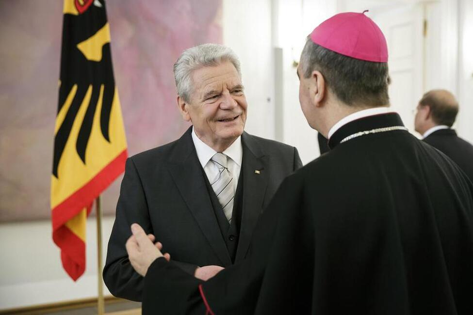 Bundespräsident Joachim Gauck im Gespräch mit dem Apostolischen Nuntius, Erzbischof Nikola Eterović, im Großen Saal anlässlich des Neujahrsempfangs für das Diplomatische Korps in Schloss Bellevue