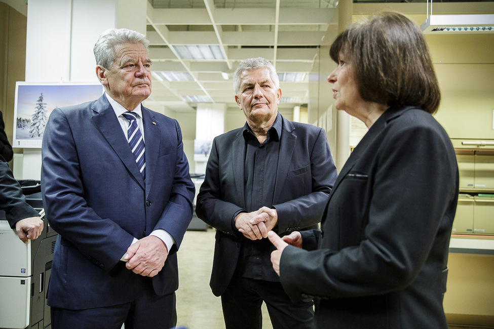 Bundespräsident Joachim Gauck und der Bundesbeauftragte für die Stasi-Unterlagen, Roland Jahn, im Gespräch mit einer Mitarbeiterin anlässlich des 25. Jahrestages der ersten Akteneinsicht in Berlin 
