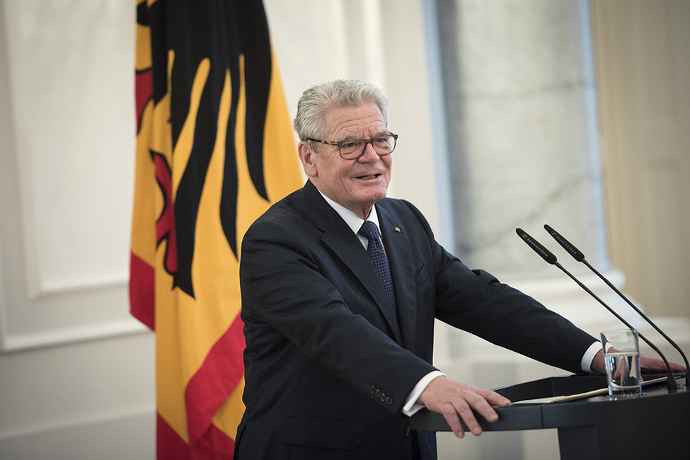 Bundespräsident Joachim Gauck hält eine Ansprache anlässlich der Aushändigung der Bestellungsurkunden an die Mitglieder des Kuratoriums der Bundeskanzler-Helmut-Schmidt-Stiftung im Langhanssaal in Schloss Bellevue 