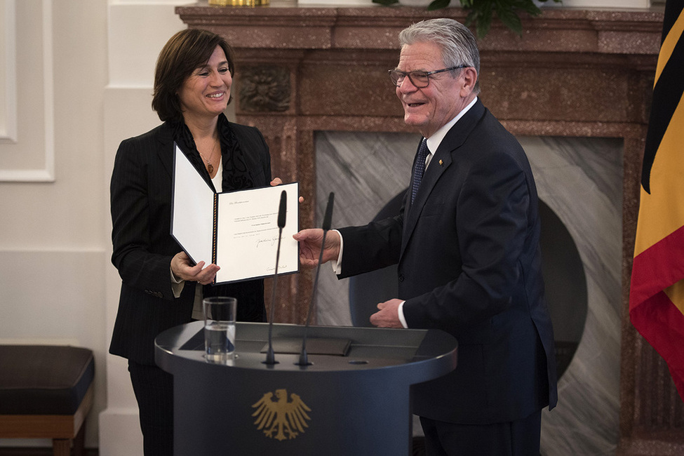 Bundespräsident Joachim Gauck bei der Aushändigung der Bestellungsurkunde an Sandra Maischberger, einer der Mitglieder des Kuratoriums der Bundeskanzler-Helmut-Schmidt-Stiftung im Salon Luise in Schloss Bellevue 