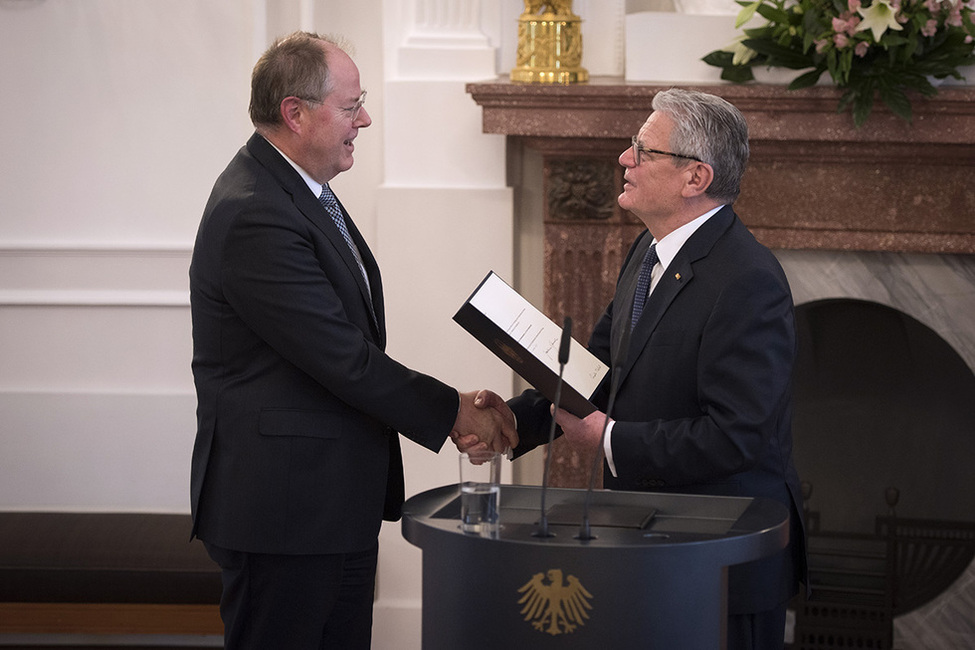 Bundespräsident Joachim Gauck bei der Aushändigung der Bestellungsurkunde an Bundesminister a.D. Peer Steinbrück, einer der Mitglieder des Kuratoriums der Bundeskanzler-Helmut-Schmidt-Stiftung im Salon Luise in Schloss Bellevue 