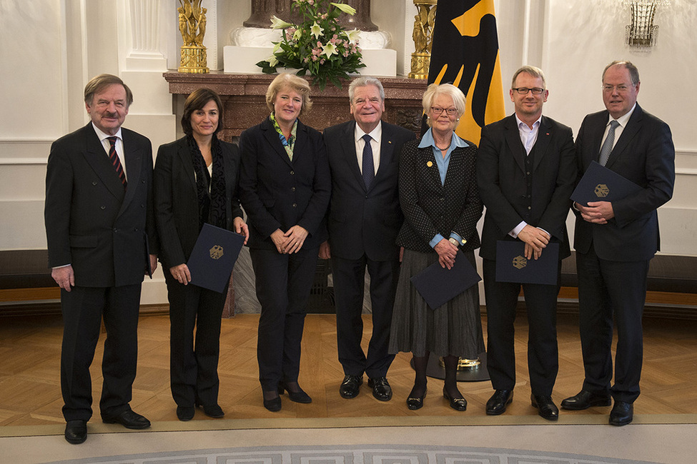 Bundespräsident Joachim Gauck beim Gruppenbild mit den ordentlichen Mitgliedern anlässlich der Aushändigung der Bestellungsurkunden an die Mitglieder des Kuratoriums der Bundeskanzler-Helmut-Schmidt-Stiftung im Salon Luise in Schloss Bellevue 