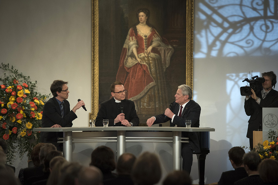 Bundespräsident Joachim Gauck beim Jahresempfang 2017 der Evangelischen Akademie in Tutzing im Gespräch mit Carsten Reinemann und Udo Hahn (v. l.)