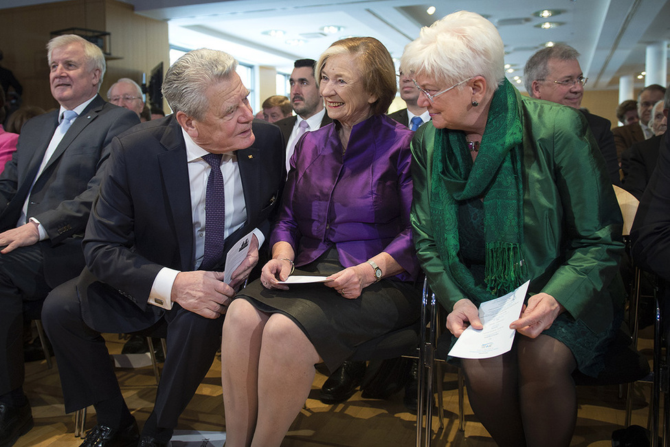 Bundespräsident Joachim Gauck im Gespräch mit der Vorsitzenden der CSU-Landesgruppe, Gerda Hasselfeldt, und der Vorsitzenden der Hanns-Seidel-Stiftung, Ursula Männle, (v.r.) bei der Festveranstaltung zum 50. Jahrestag der Hanns-Seidel-Stiftung in München