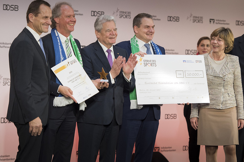 Bundespräsident Joachim Gauck bei der Überreichung des Preises 'Großer Stern des Sports' an Vertreter des Siegervereins 'Eintracht Hildesheim' anlässlich seiner Teilnahme an der Preisverleihung Sterne des Sports in Gold 2016 in der DZ Bank in Berlin 