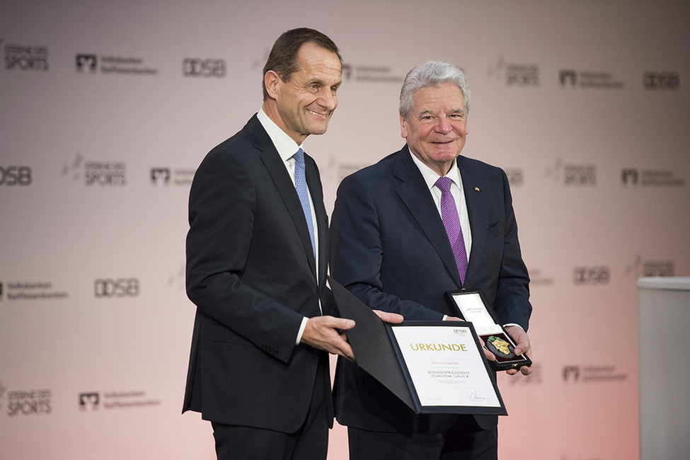 Bundespräsident Joachim Gauck erhält bei seiner Teilnahme an der Preisverleihung 'Sterne des Sports in Gold 2016' die Ehrenmedaille des DOSB von Präsident Alfons Hörmann in der DZ Bank in Berlin 