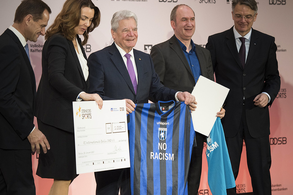 Bundespräsident Joachim Gauck gratuliert den Drittplatzierten des Preises 'Großer Stern des Sports' anlässlich seiner Teilnahme an der Preisverleihung Sterne des Sports in Gold 2016 in der DZ Bank in Berlin 