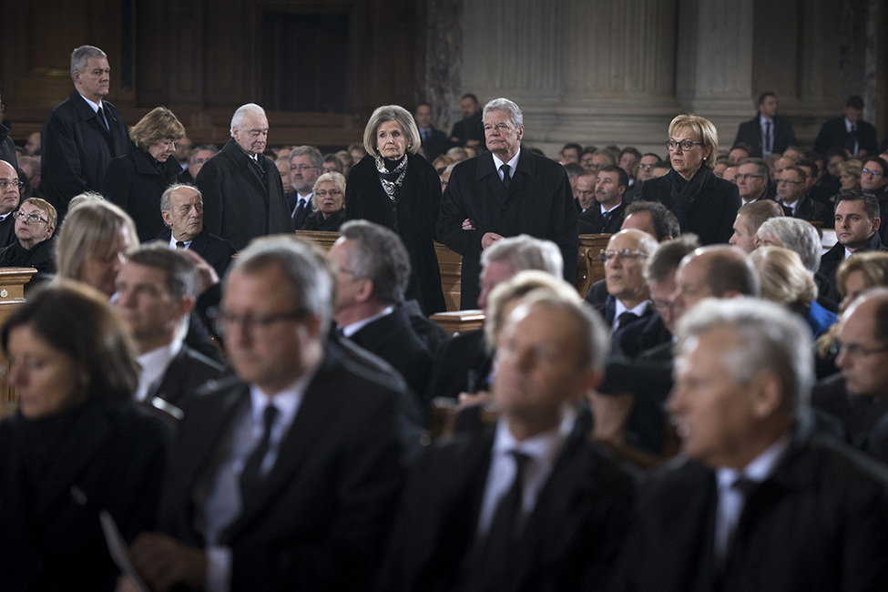 Bundespräsident Joachim Gauck beim Eintreffen im Berliner Dom gemeinsam mit der Witwe Alexandra Freifrau von Berlichingen-Jagsthausen anlässlich des Trauerstaatsakts für Bundespräsident a. D. Roman Herzog in Berlin