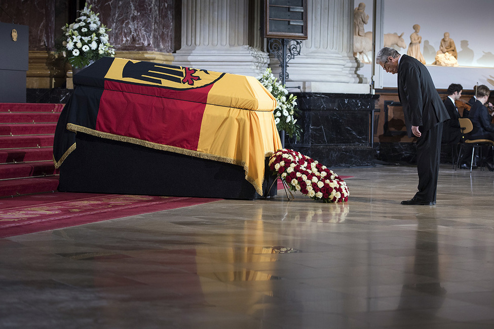 Bundespräsident Joachim Gauck verharrt kurz vor dem Sarg beim Trauergottesdienst anlässlich des Trauerstaatsakts für Bundespräsident a. D. Roman Herzog im Berliner Dom in Berlin 