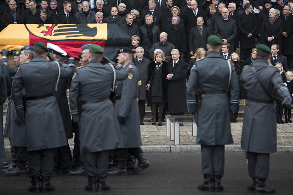 Bundespräsident Joachim Gauck und weitere Gäste beim beim militärischen Abschiedszeremoniell vor dem Berliner Do anlässlich des Trauerstaatsakts für Bundespräsident a. D. Roman Herzog in Berlin 